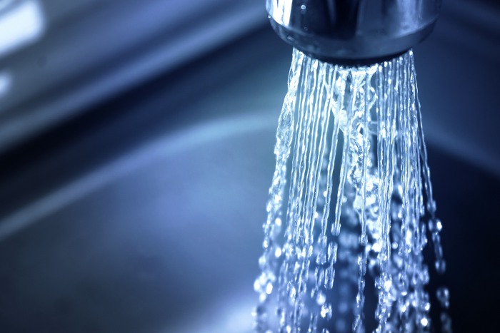 Flow of clean water from a faucet, benefits of installing a suitable water filter system for households