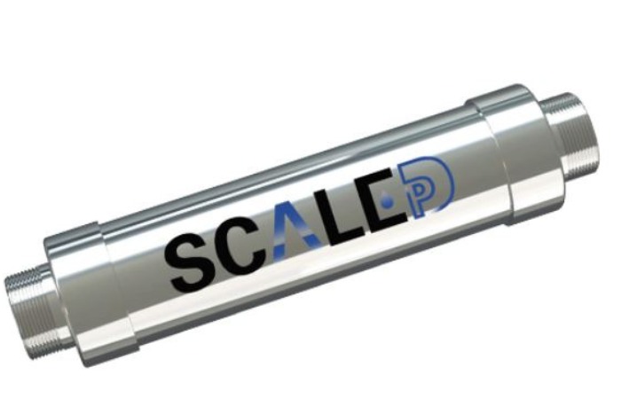 Magnetic water descaler device for reducing scale buildup in plumbing systems